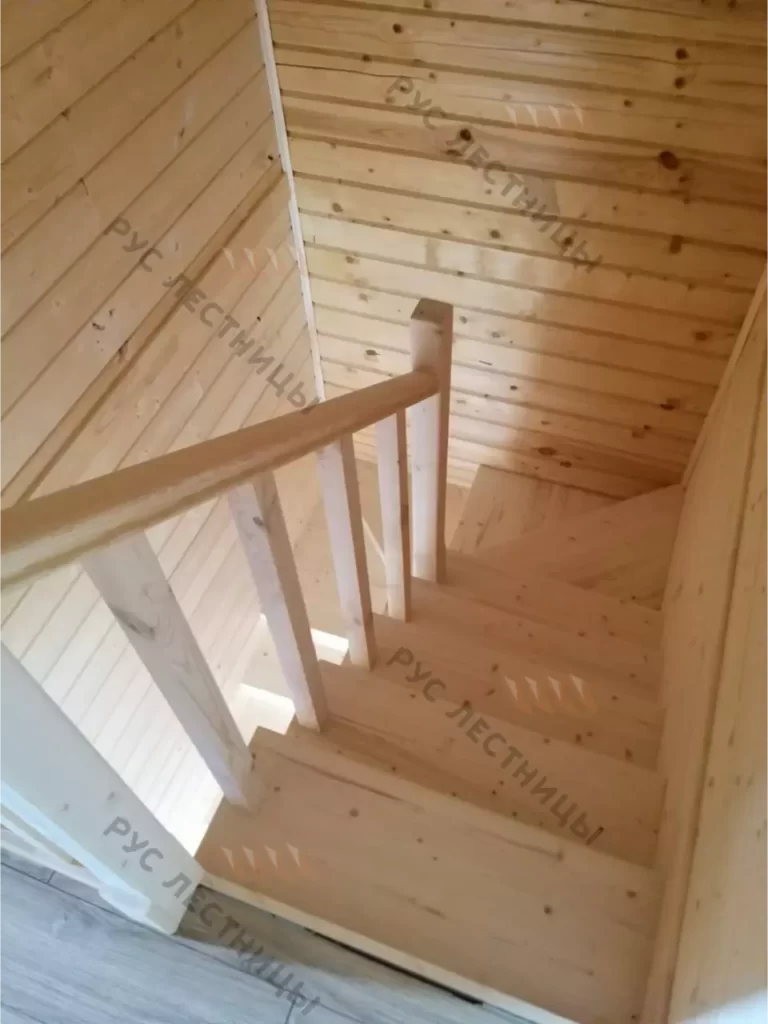 Лестница в деревянном доме
